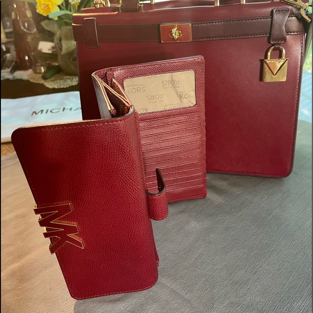 Michael Kors burgundy beautiful bag with matching wallet. Cute design with gold. - Picture 7 of 11